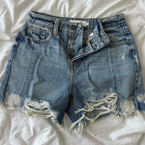 VICI Santa Maria High Rise Distressed Hem Jean Shorts NWOT - Picture 6 of 8